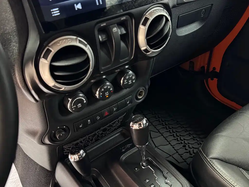 Jeep Wrangler 2013 — фото 13