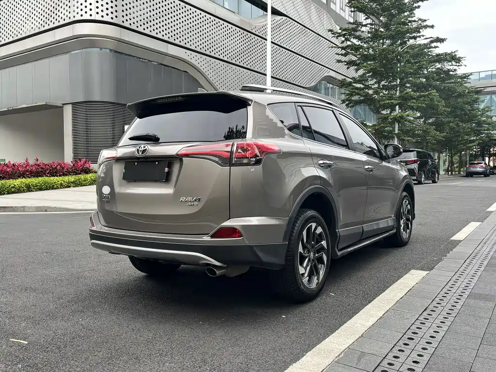 Toyota RAV4 2017 — фото 4