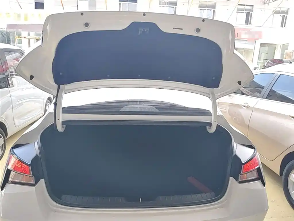 Hyundai Elantra 2023 — фото 19