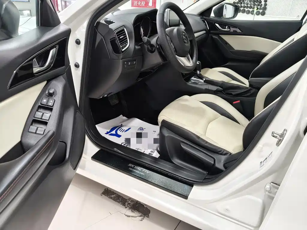 Mazda 3 Axela 2015