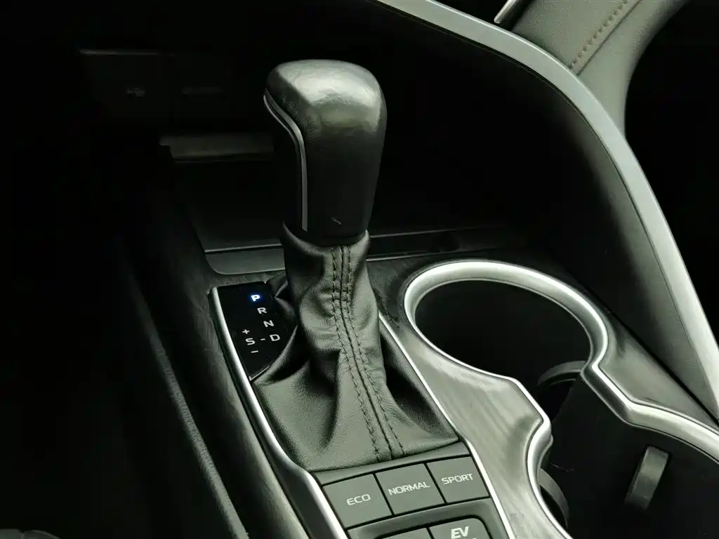 Toyota Camry 2023 — фото 13