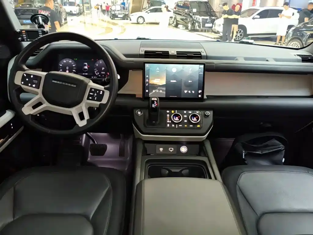 Land Rover Defender 2023 — фото 10