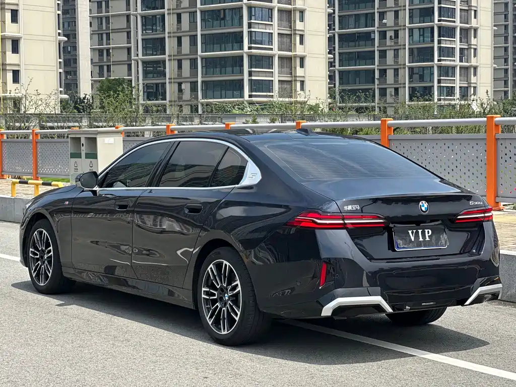BMW 5 Series 2025 — фото 14