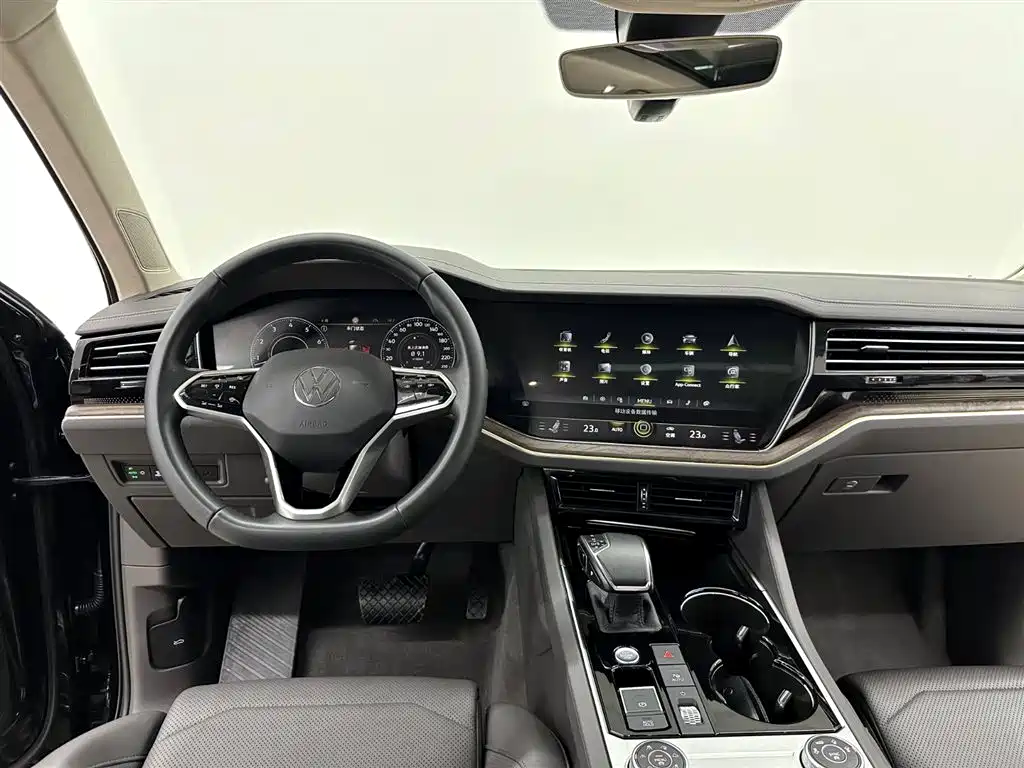 Volkswagen Touareg 2023 — фото 12