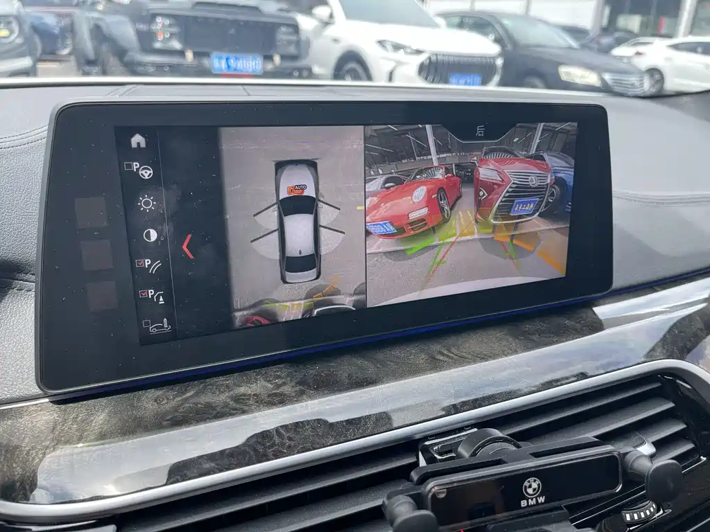 BMW 5 Series 2018 — фото 11