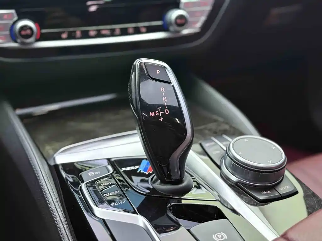 BMW 5 Series 2019 — фото 20