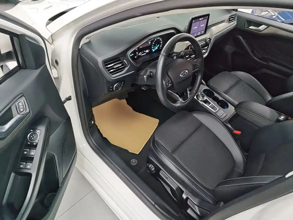 Ford Focus 2020 — фото 16