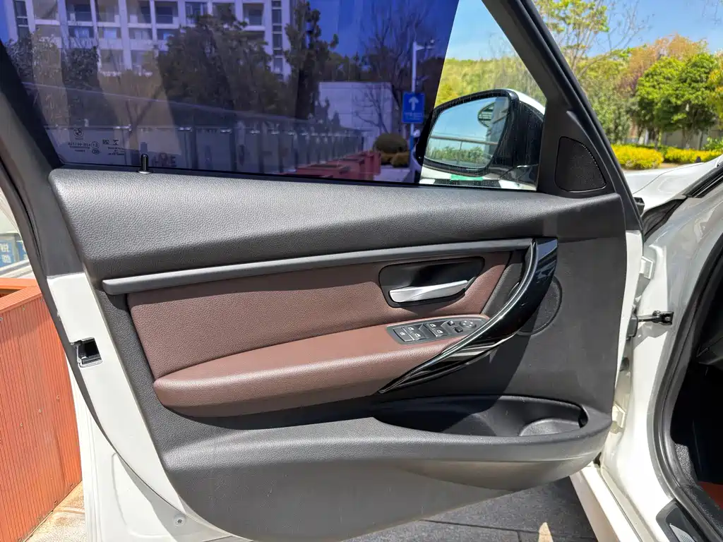 BMW 3 Series 2018 — фото 27