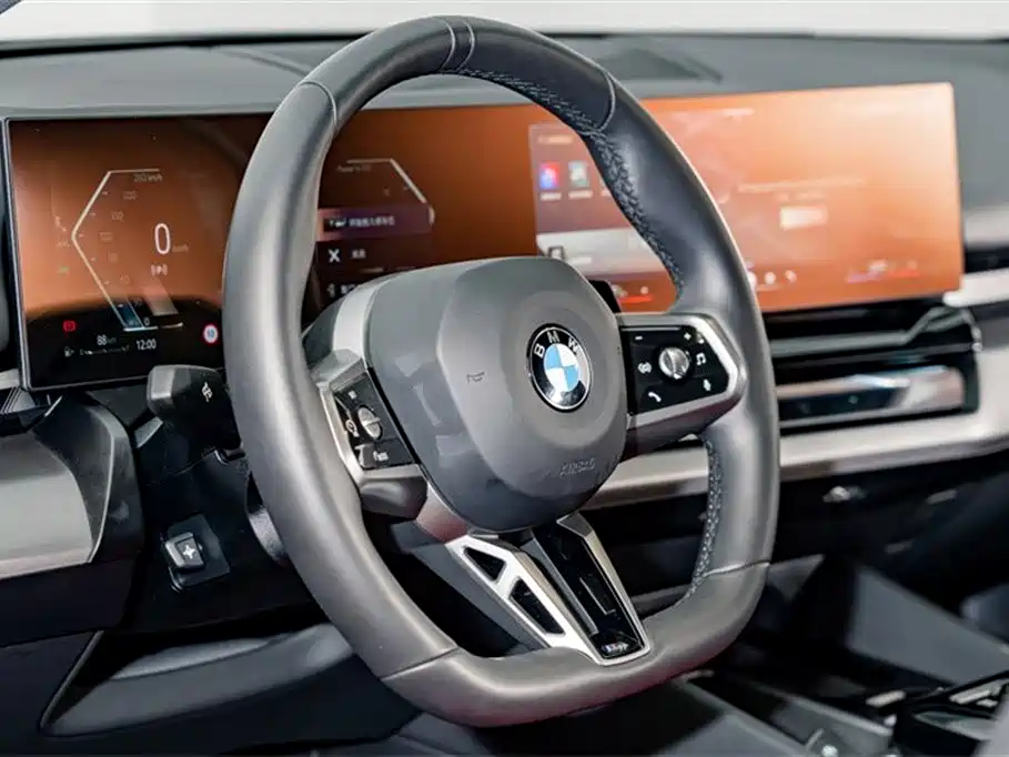 BMW 5 Series 2025 — фото 10