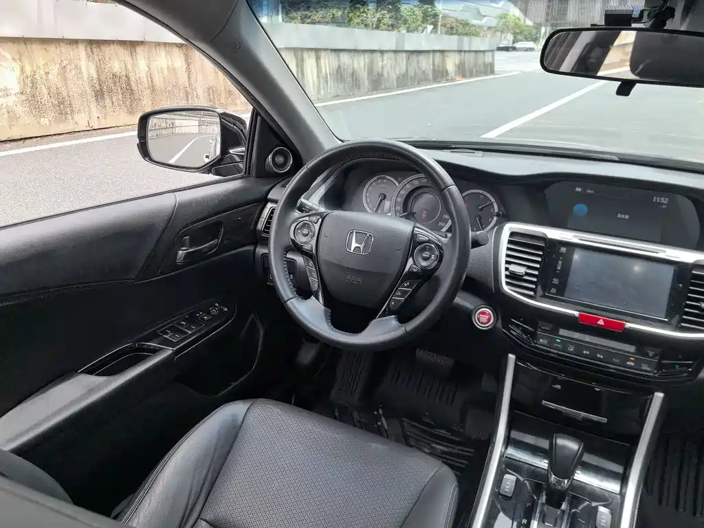 Honda Accord 2016 — фото 23