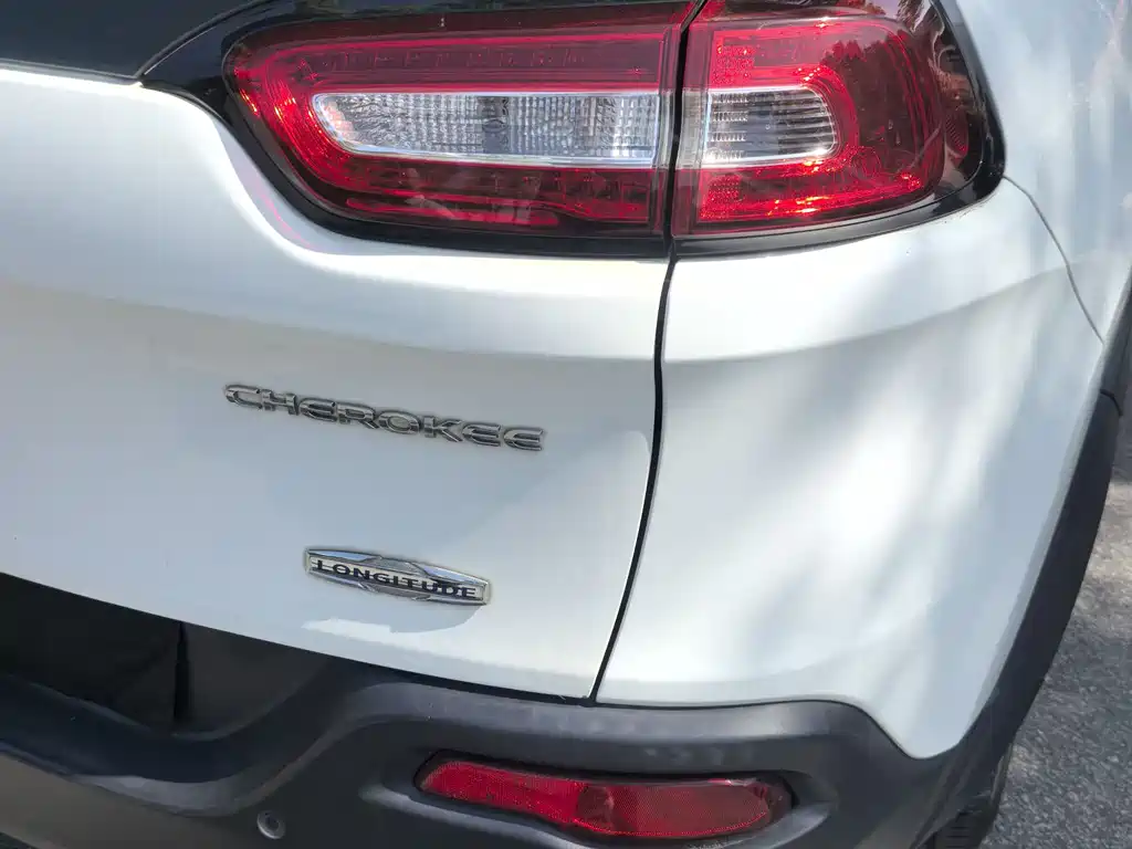 Jeep Cherokee 2016 — фото 12