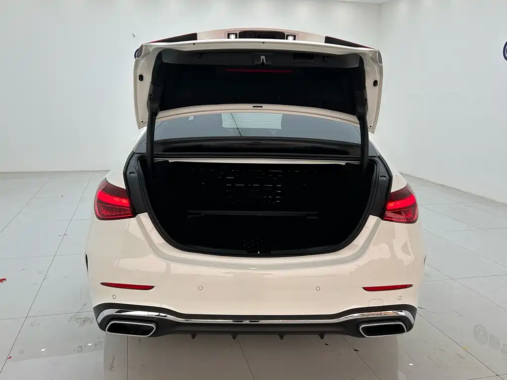 Mercedes-Benz C-Class 2023 — фото 18
