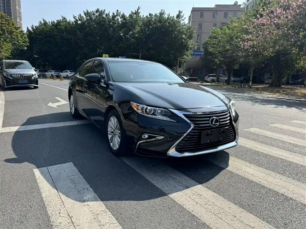 Lexus ES 2016 — фото 11