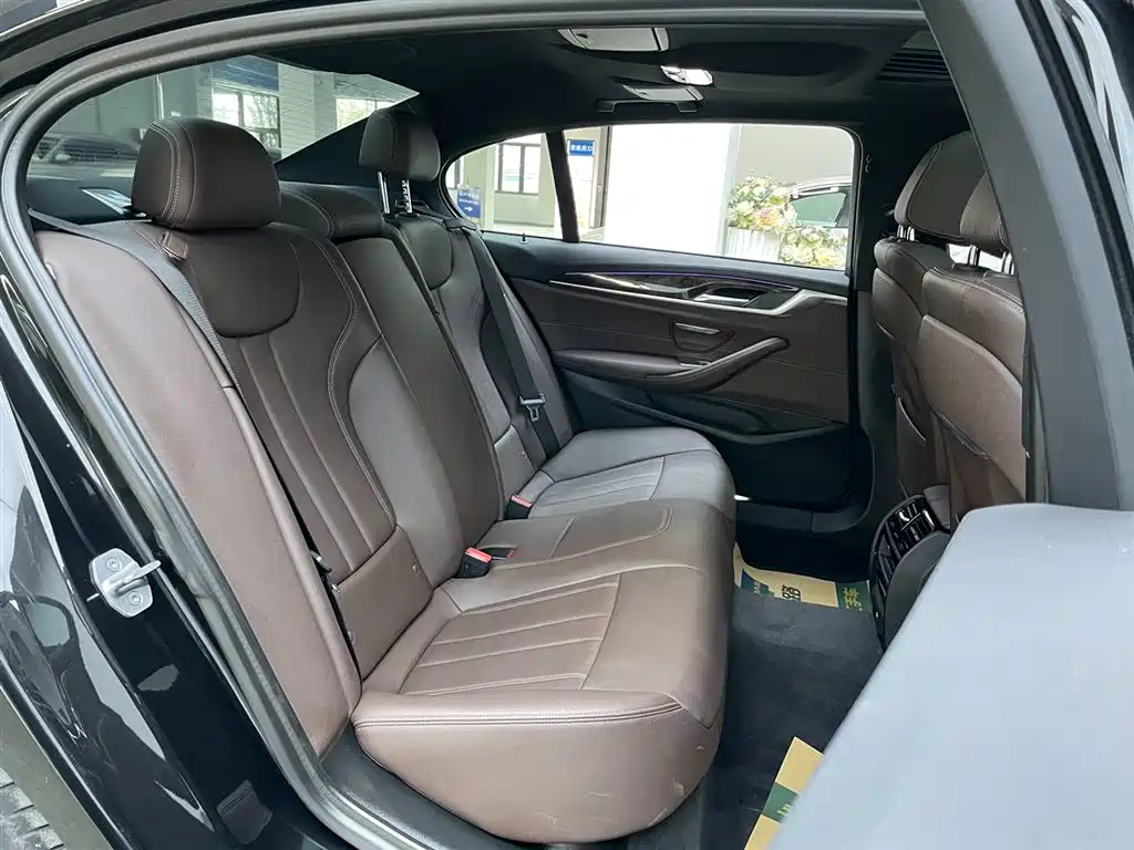 BMW 5 Series 2019 — фото 18