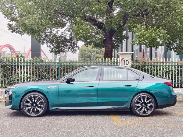 BMW i7 M70L 2023