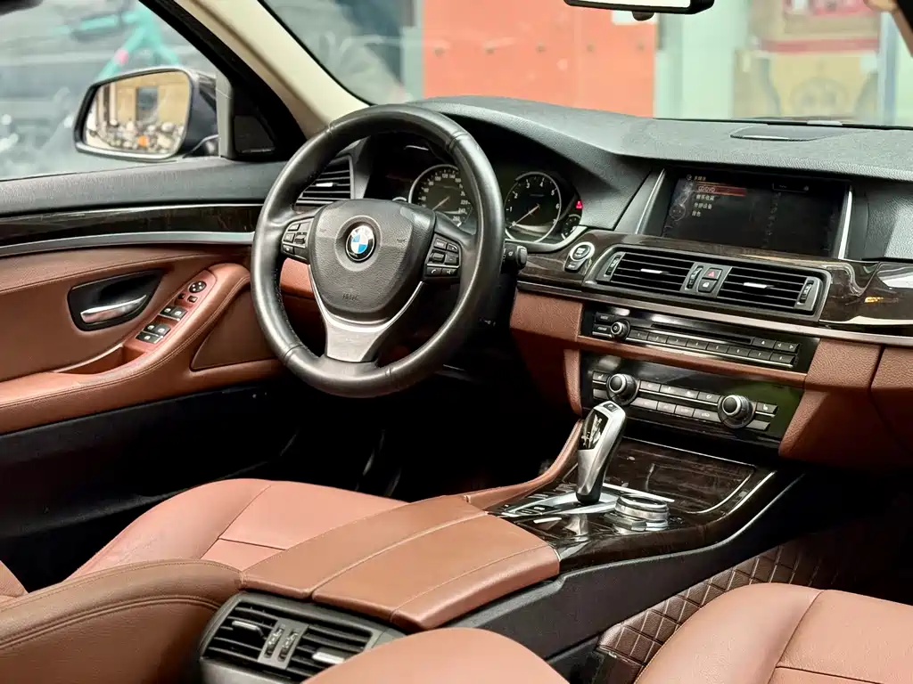 BMW 5 Series 2017 — фото 13