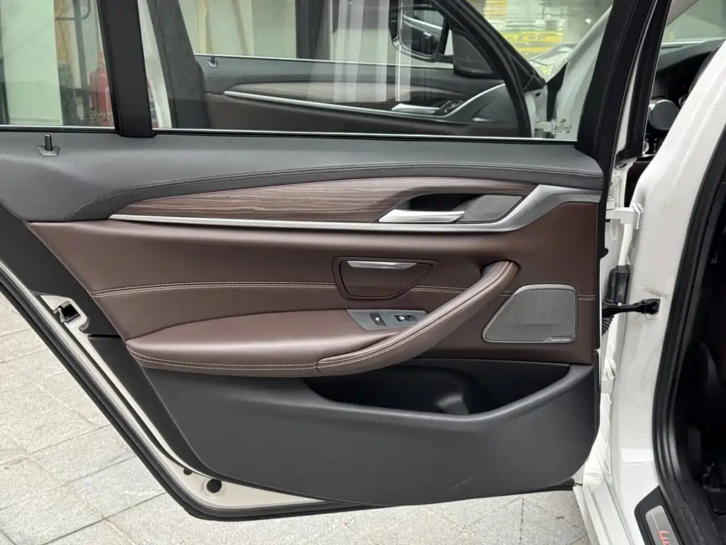 BMW 5 Series 2018 — фото 15