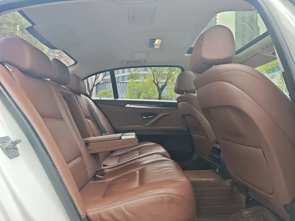 BMW 5 Series 2017 — фото 12