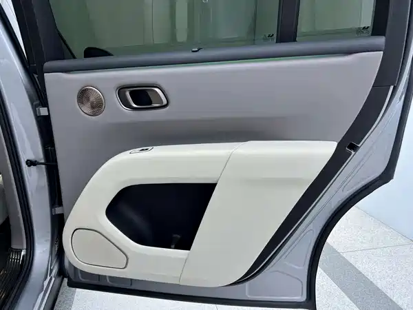 Li Auto i8 2025