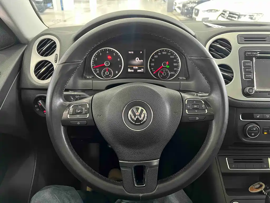 Volkswagen Tiguan 2016 — фото 11