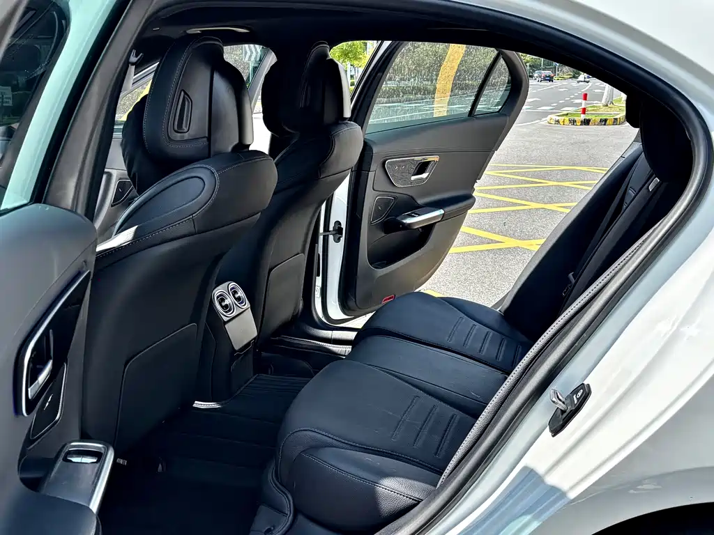 Mercedes-Benz C-Class 2025 — фото 9