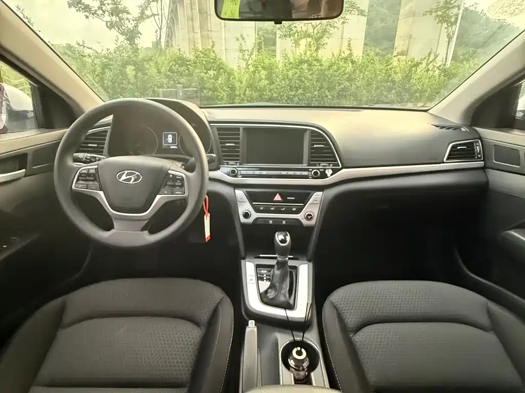 Hyundai Elantra 2017 — фото 14