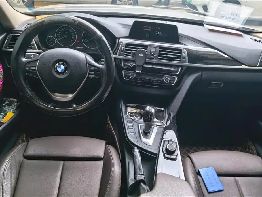 BMW 3 Series 2018 — фото 12