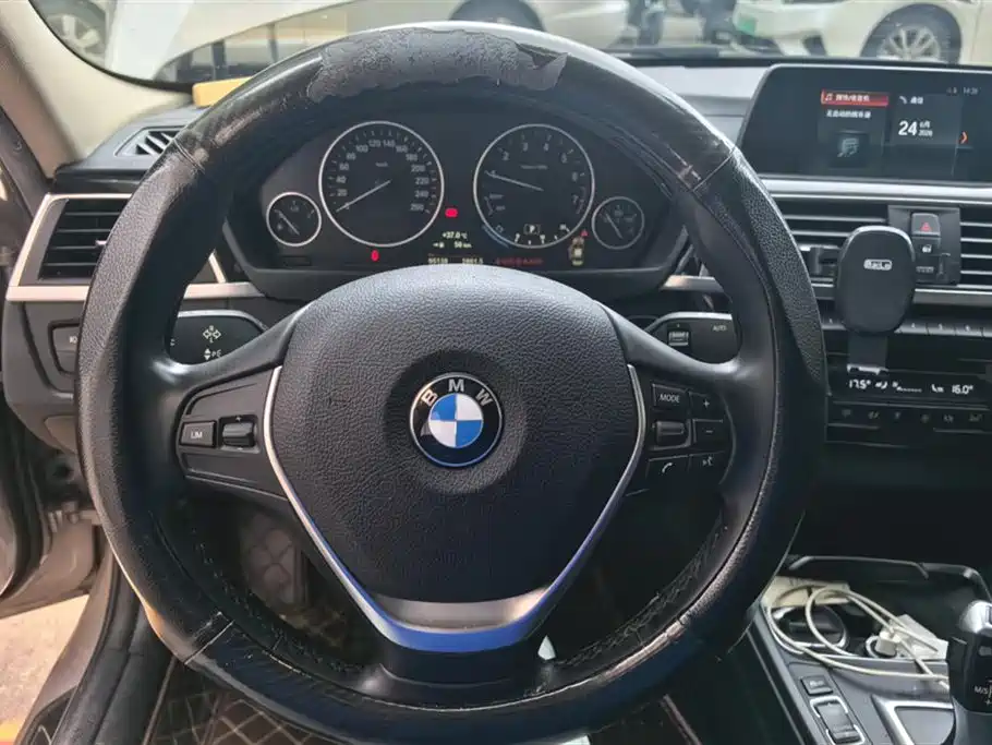 BMW 3 Series 2018 — фото 15