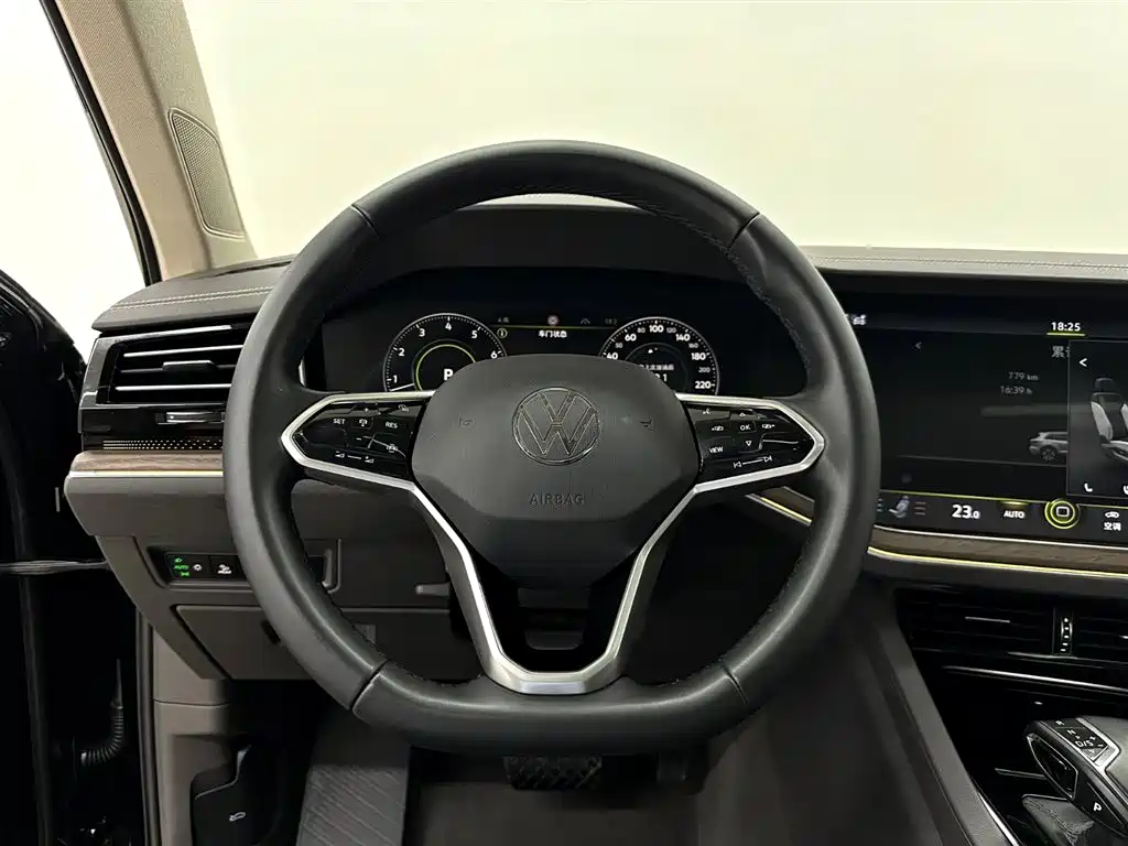 Volkswagen Touareg 2023 — фото 15