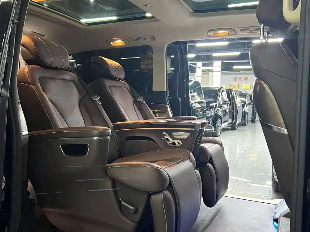 Mercedes-Benz V-Class 2023 — фото 20