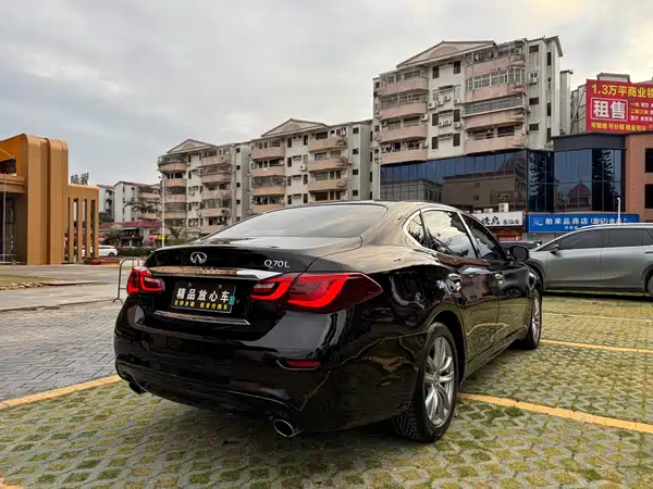 Infiniti Q70 2017