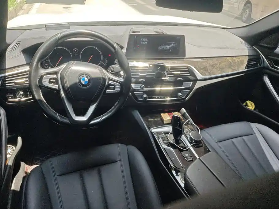 BMW 5 Series 2018 — фото 12