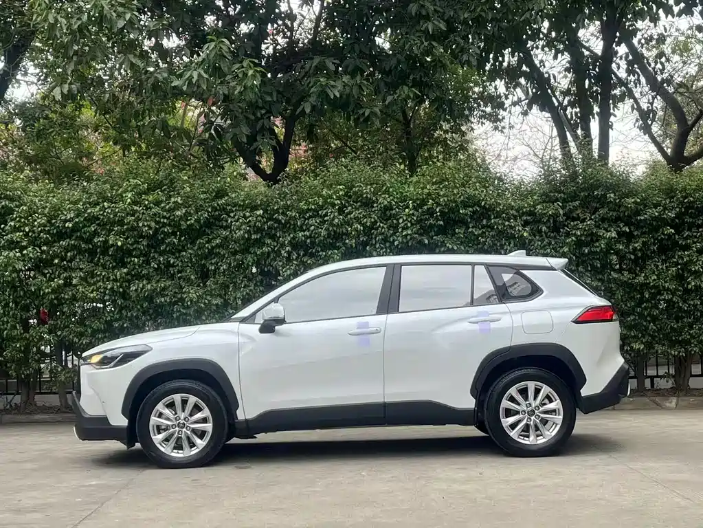 Toyota Corolla Cross 2023 — фото 2