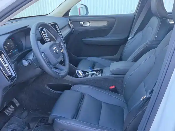 Volvo XC40 2025