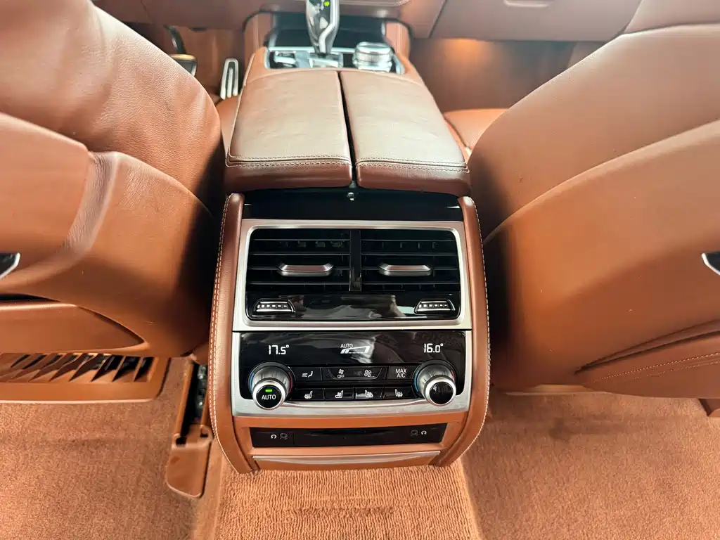 BMW 7 Series 2018 — фото 10