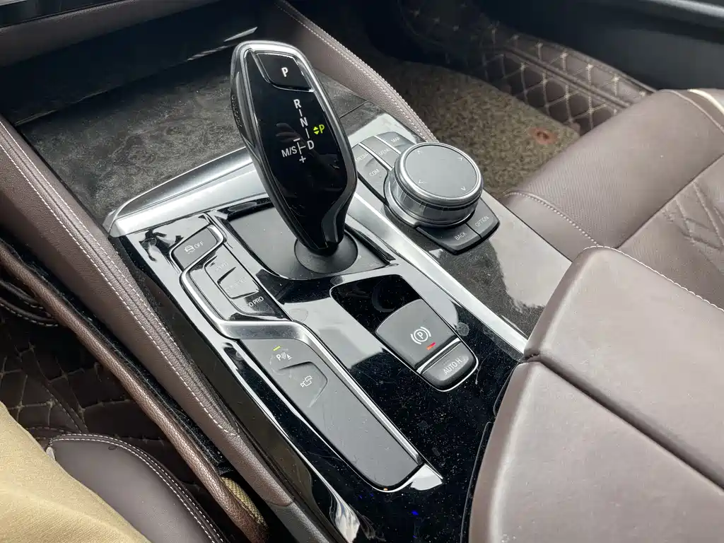 BMW 5 Series 2018 — фото 10