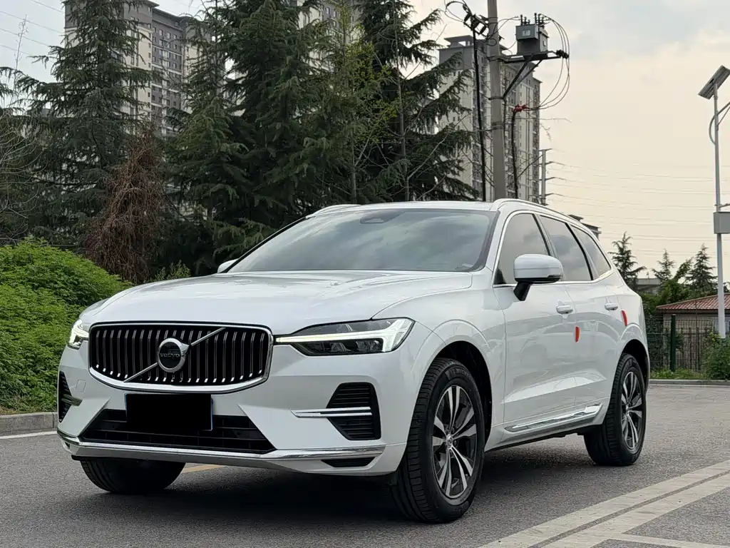 Volvo XC60 2022 — фото 1