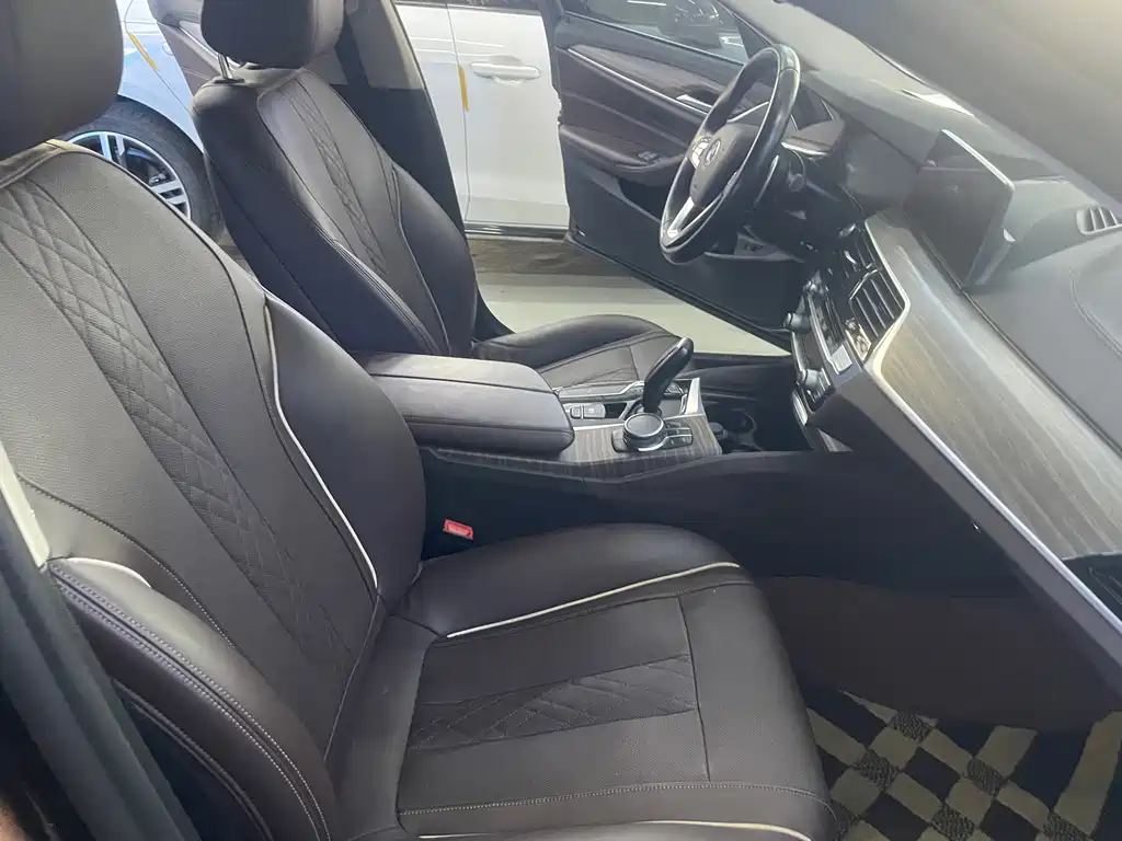 BMW 5 Series 2019 — фото 19