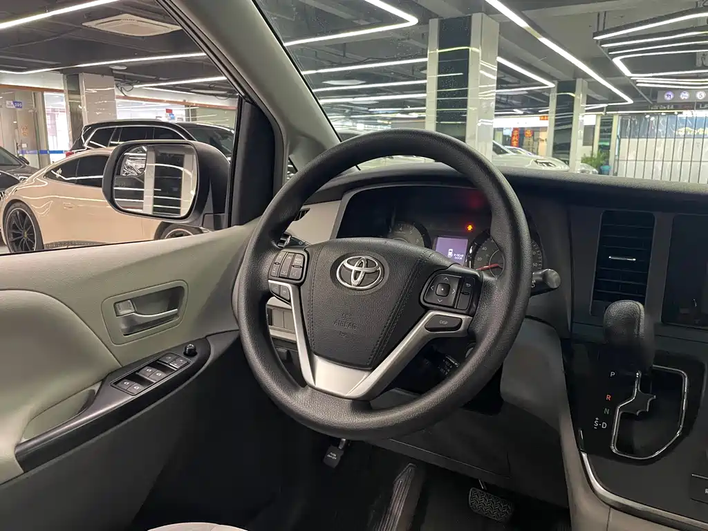 Toyota Sienna 2016 — фото 14