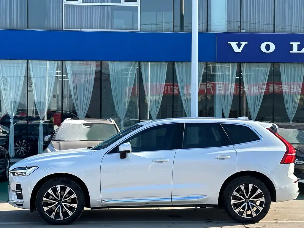 Volvo XC60 2022 — фото 3
