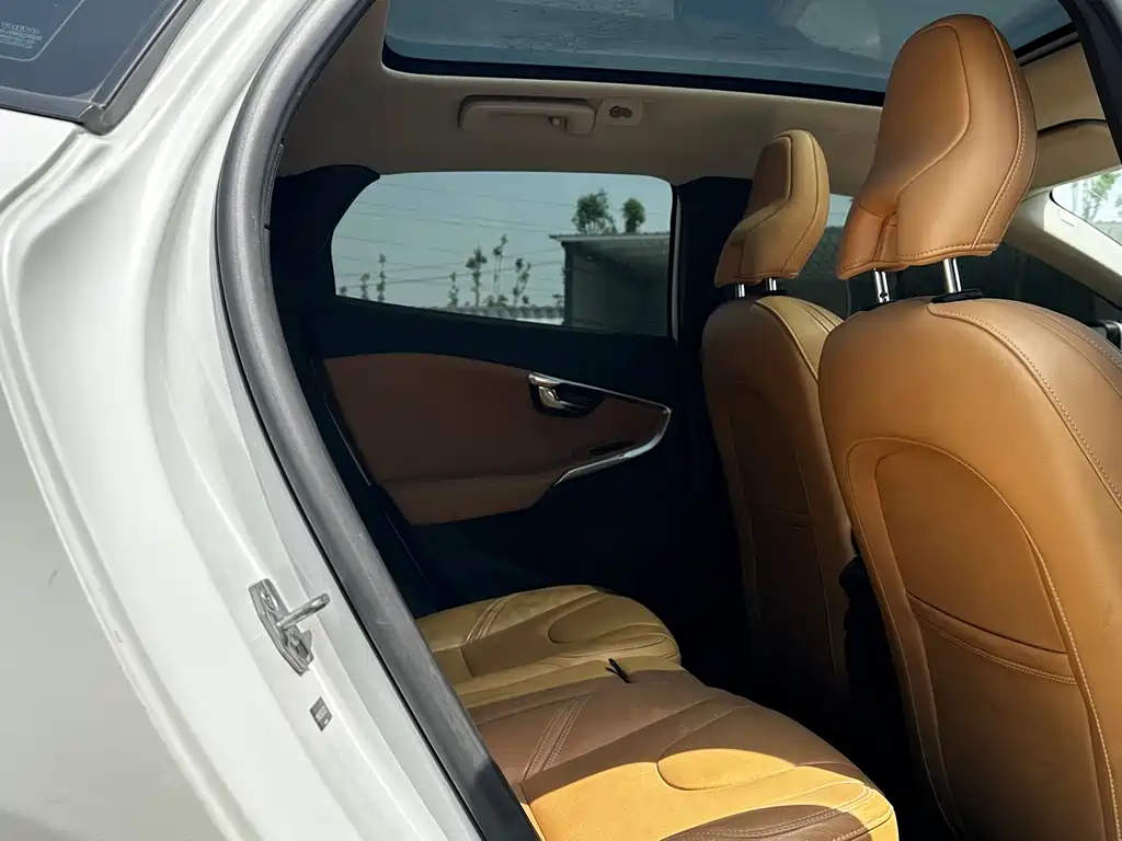 Volvo V40 2017 — фото 16