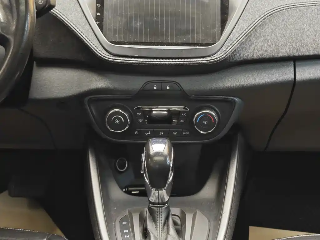Ford Escort 2015 — фото 18