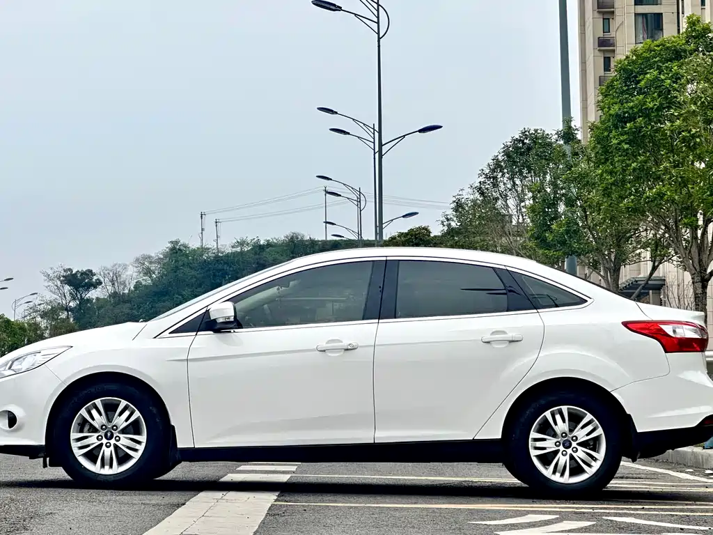 Ford Focus 2014 — фото 10