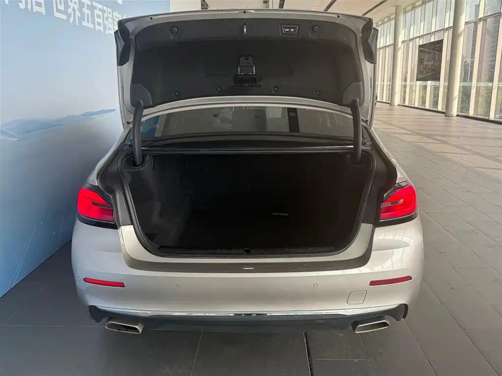 BMW 5 Series 2021 — фото 10