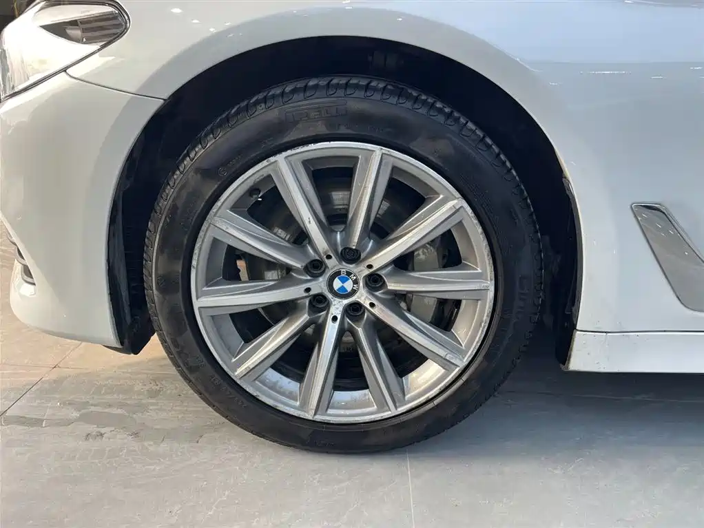 BMW 5 Series 2018 — фото 19