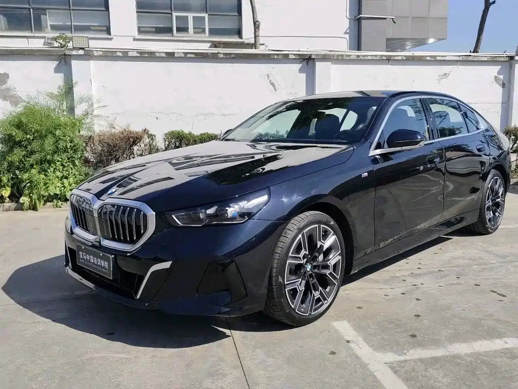 BMW 5 Series — фото 1