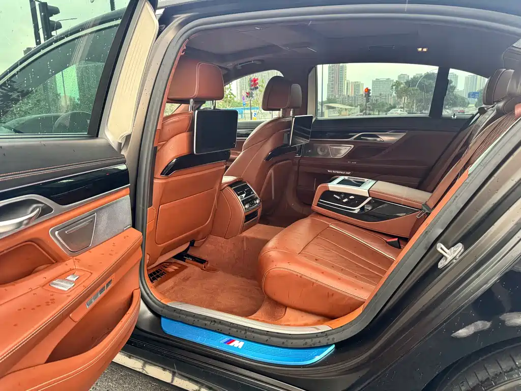 BMW 7 Series 2018 — фото 11