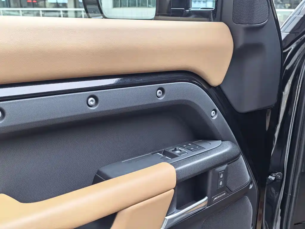 Land Rover Defender 2025 — фото 16