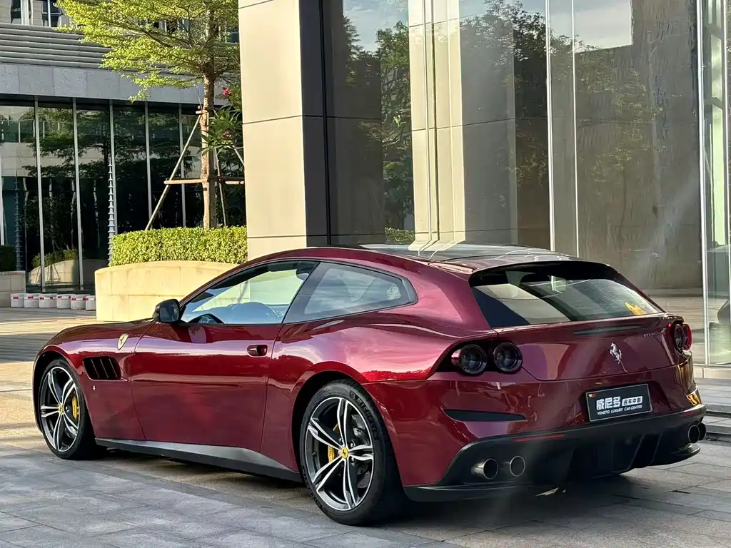 Ferrari GTC4Lusso 2017 — фото 13