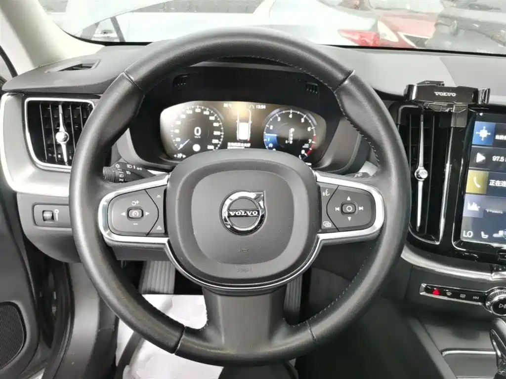 Volvo XC60 2019 — фото 11